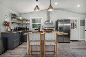 Réfrigérateur, four à micro-ondes, un four, surface de cuisson