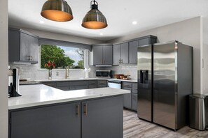 Kühlschrank, Mikrowelle, Ofen, Herdplatte