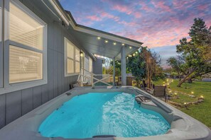 Terrace/patio - Hummingbird Haus: Sleeps 12 with Hot Tub (Fredericksburg)