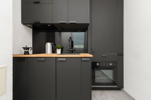 Kjøleskap, ovn, kokeplater og oppvaskmaskin