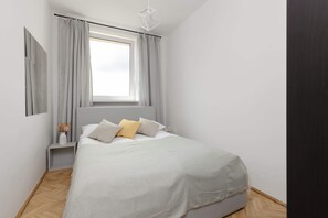 1 slaapkamer, een strijkplank/strijkijzer, wifi, beddengoed