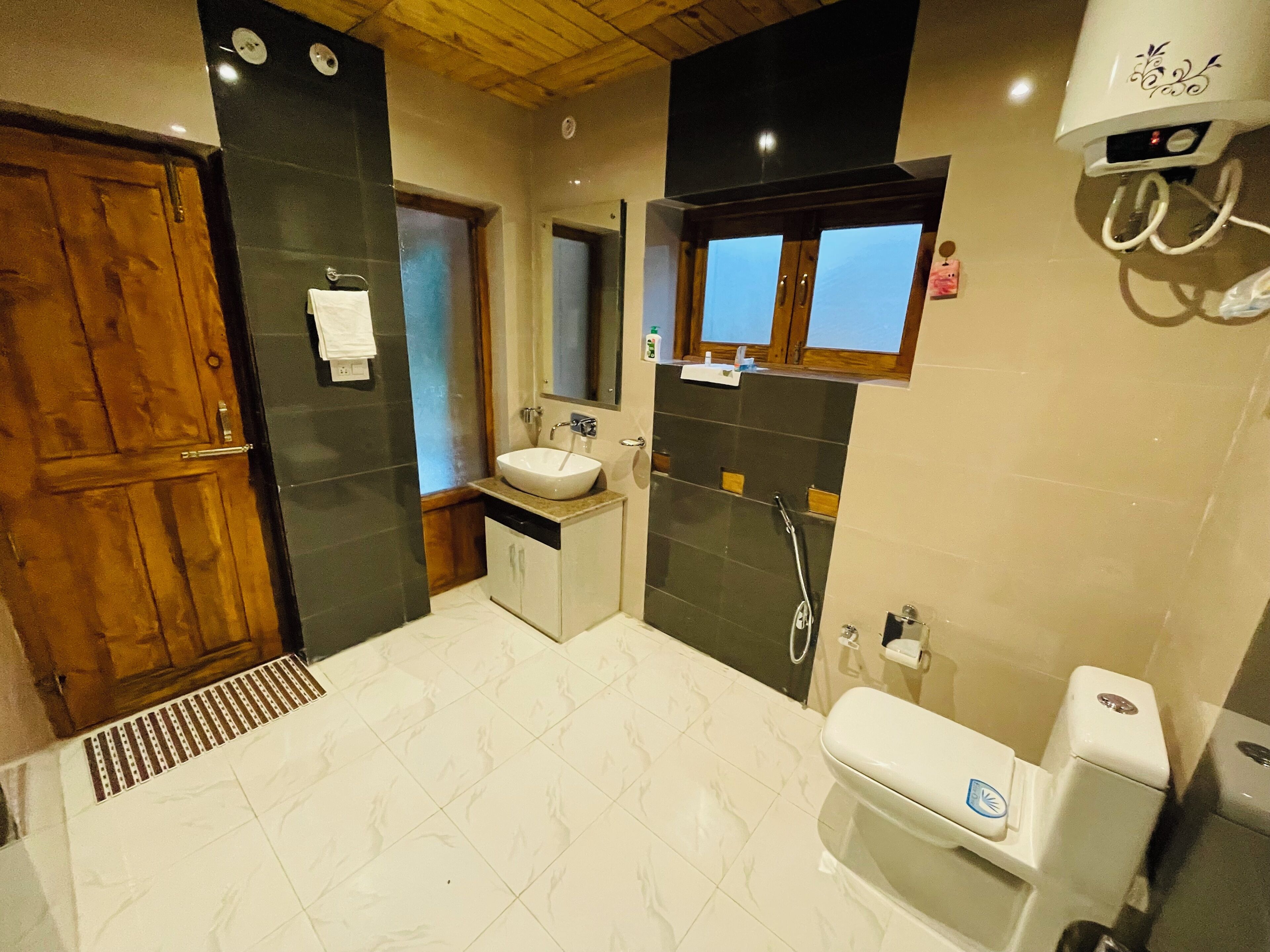 Douche, sèche-cheveux, serviettes fournies, savon