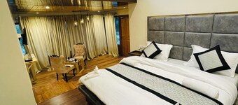 Thiksey Monastery 5km, Shanti Stupa 7km from the property