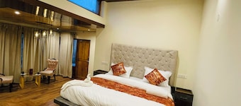 Thiksey Monastery 5km, Shanti Stupa 7km from the property