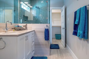 Combined shower/tub, hair dryer, towels