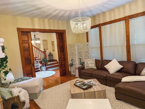 TV, offices - Historic Bed & Breakfast, Groups/family Memories! (Eureka Springs)