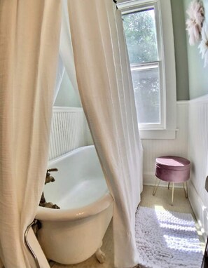 Bathtub, hair dryer, towels, shampoo - Historic Bed & Breakfast, Groups/family Memories! (Eureka Springs)
