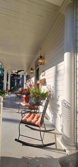 Terrace/patio - Spa Tub, Historic B & B, Get Spoiled! (Eureka Springs)