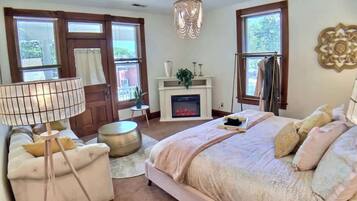 2 bedrooms, desk, iron/ironing board, WiFi