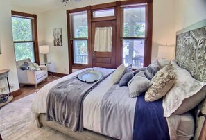 2 chambres, bureau, fer et planche à repasser, lit parapluie