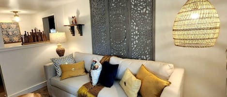 Televisión, chimenea, libros y oficina