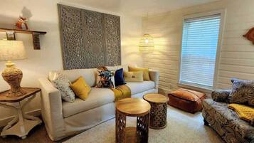 Tv, eldstad, böcker och kontor