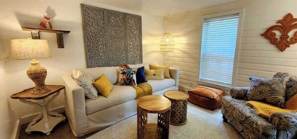 تلفزيون، مدفأة، كُتُب، مكتب