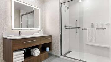 Suite, 1 chambre | Douche de la salle de bain