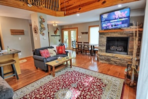 TV connectée, cheminée, livres