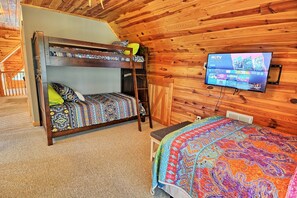 3 bedrooms, desk, iron/ironing board, free WiFi - Phoenix Cabin-Open for Bookings! Hot Tub, Pets Considered, Fire Pit, AC, WIFI (Jefferson)