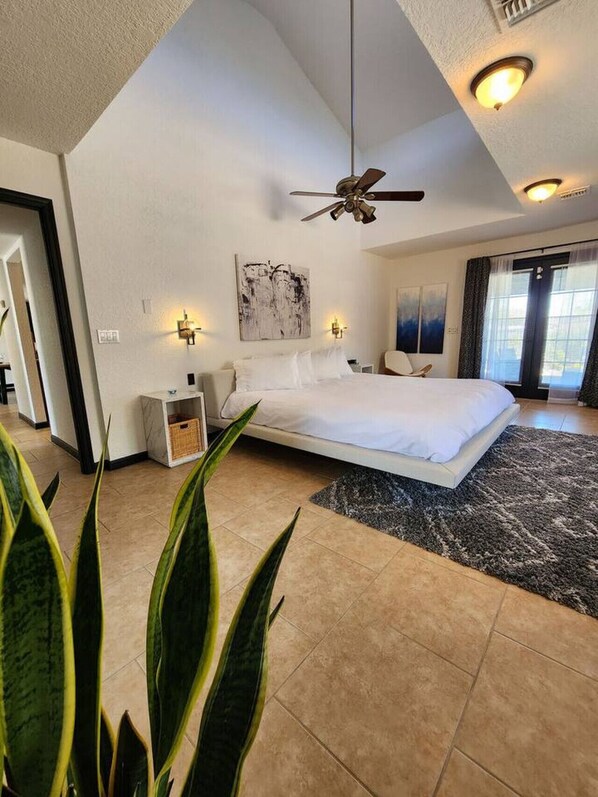 3 bedrooms, desk, WiFi, bed sheets