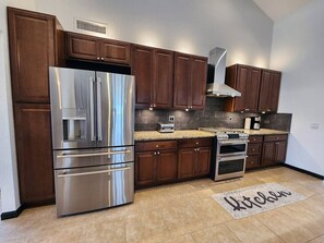 Fridge, microwave, stovetop, dishwasher - Eastwind Reflections Hideaway (Lake Havasu City)