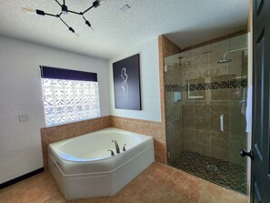 Kombinert dusj/badekar og hårføner