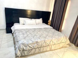 3 عدّة غرف نوم ومكواة/لوح كي وواي فاي وملاءات أسرّة