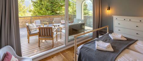 5 bedrooms, iron/ironing board, WiFi, bed sheets