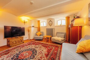 Smart TV, books, stereo