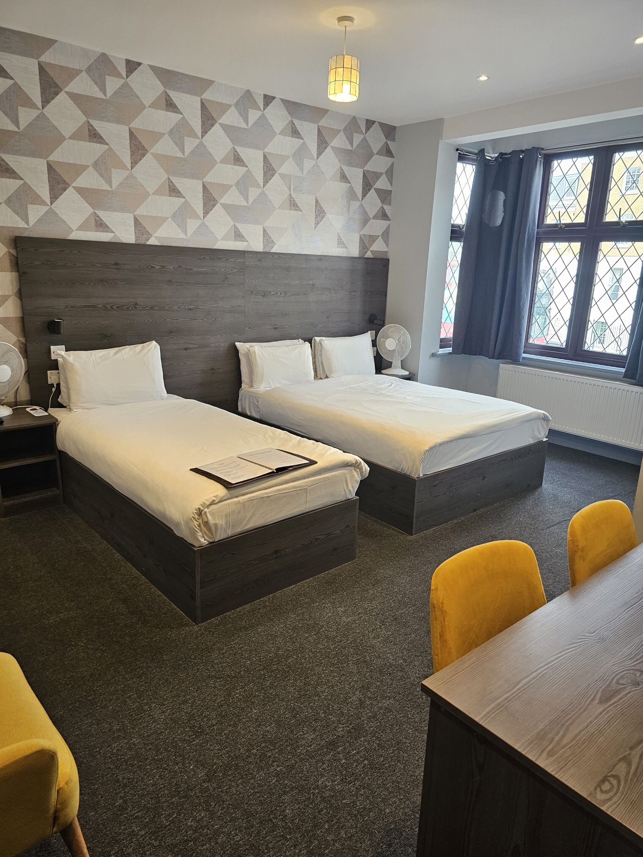 Habitación triple | Ropa de cama de alta calidad, caja fuerte, escritorio