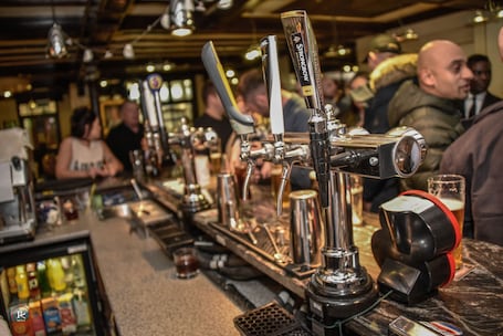 Bar (en la propiedad). Casuarina Tree
