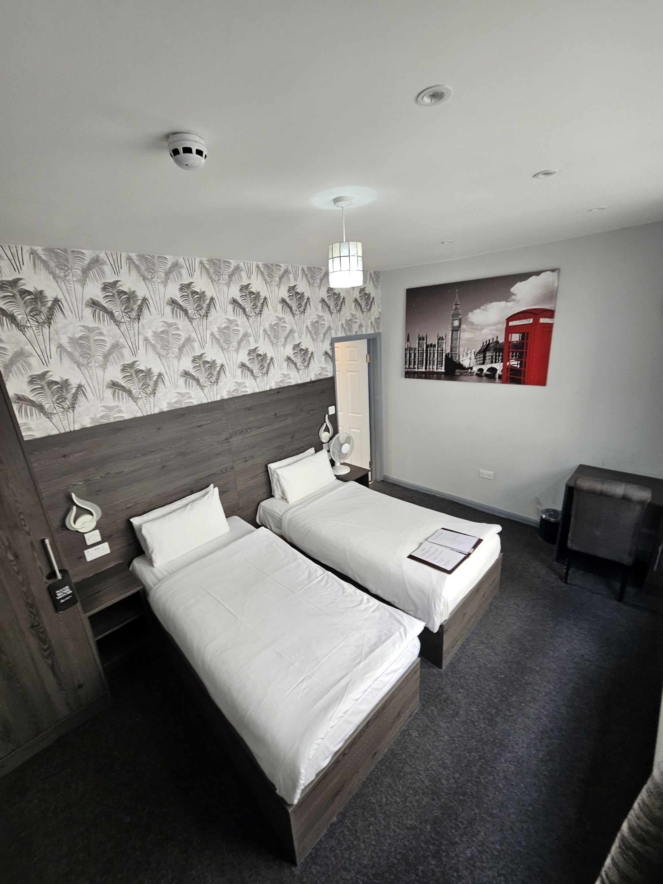 Phòng 2 giường đơn tiện nghi đơn giản | Bộ đồ giường cao cấp, két bảo mật tại phòng, bàn, phòng cách âm 