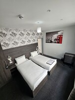 Ropa de cama de alta calidad y caja de seguridad en la habitación 