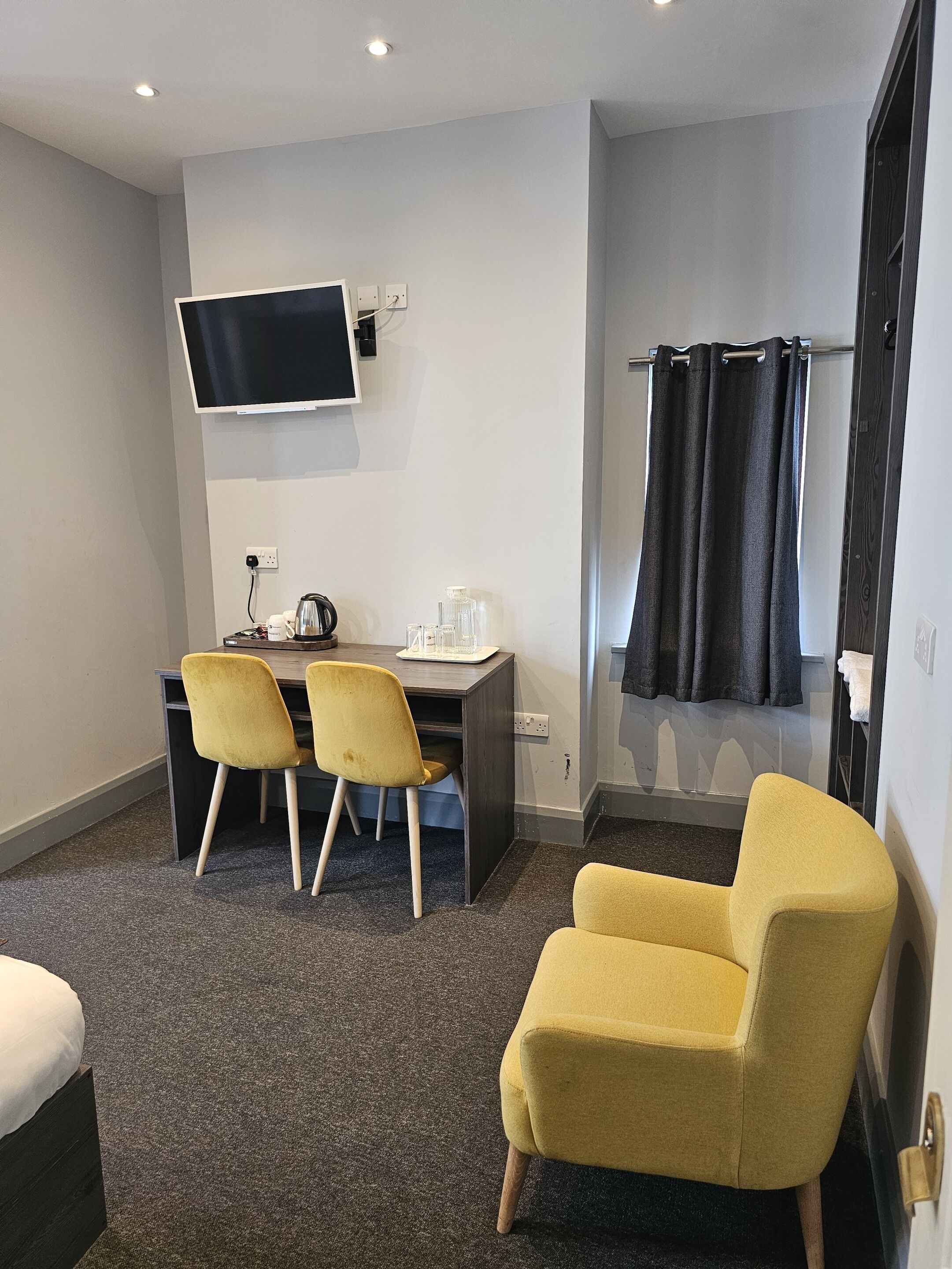 三人房 | 高級寢具、房內夾萬、書桌、隔音