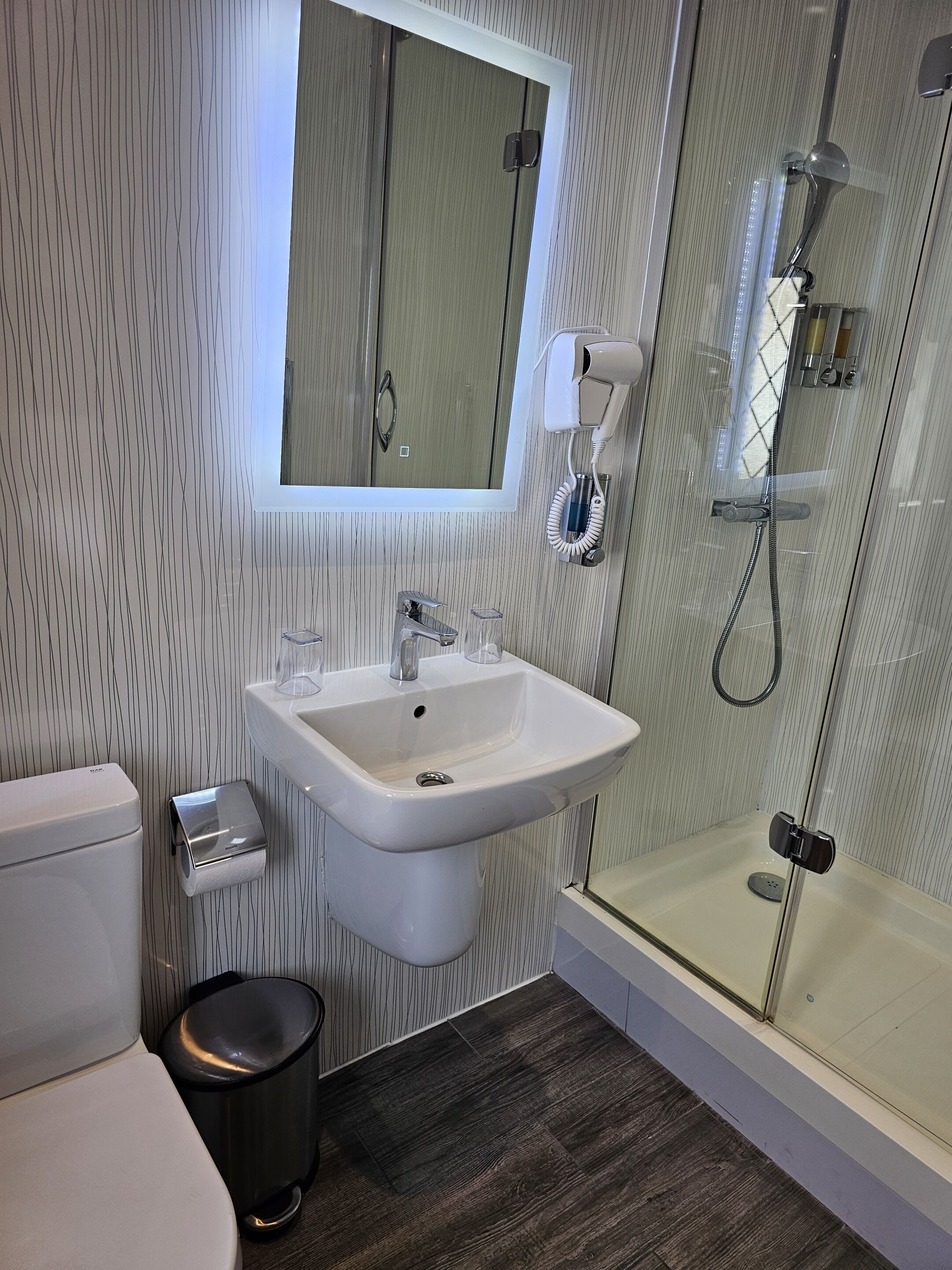 Habitación Confort con 2 camas individuales | Ropa de cama de alta calidad, caja fuerte, escritorio