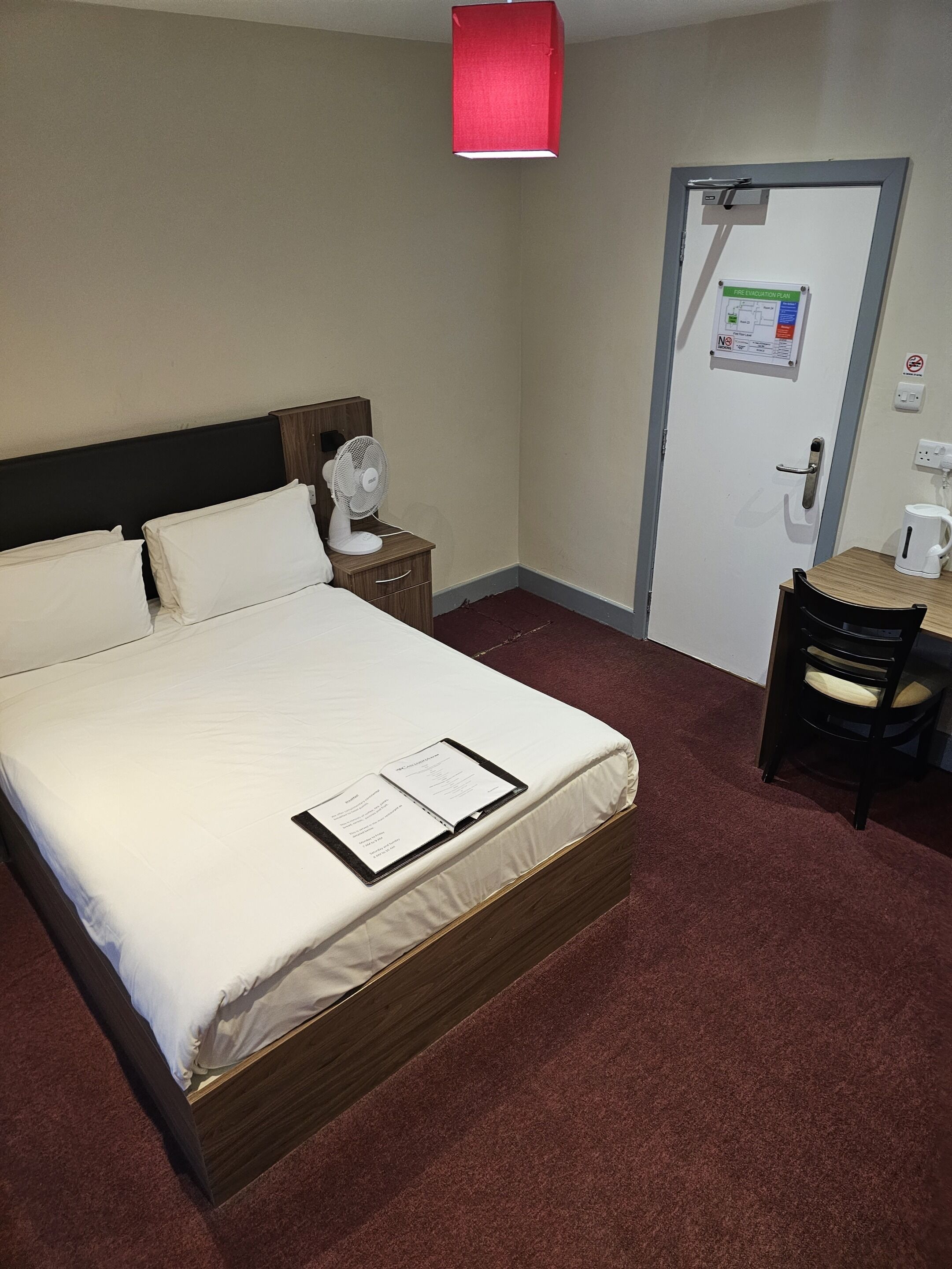 Ropa de cama de alta calidad, caja fuerte, escritorio