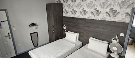 Habitación Confort con 2 camas individuales | Ropa de cama de alta calidad y caja de seguridad en la habitación