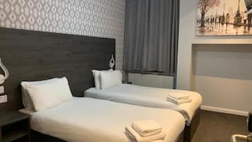 Peralatan tempat tidur premium, peti besi dalam bilik, meja
