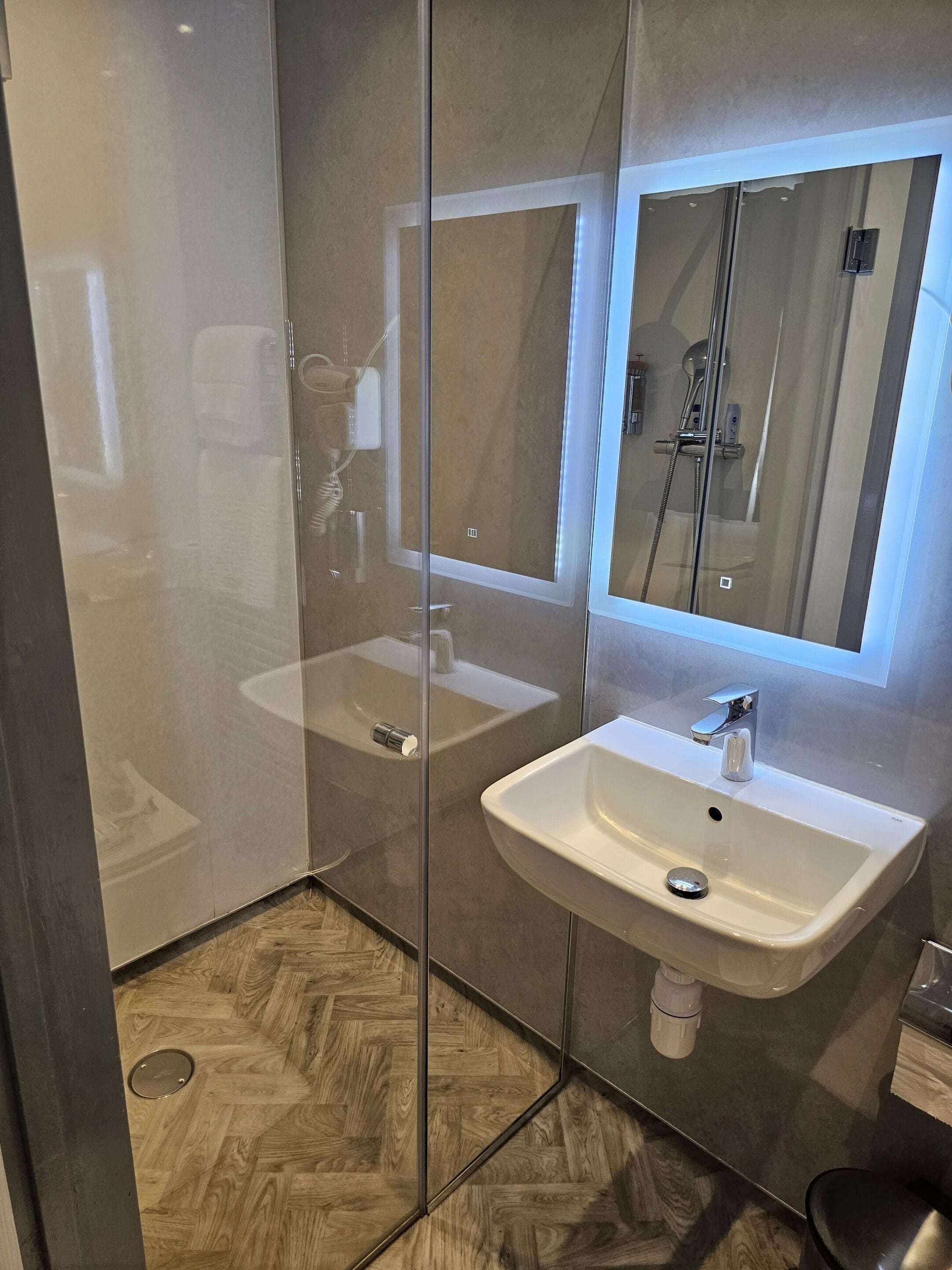 Habitación doble | Ropa de cama de alta calidad, caja fuerte, escritorio