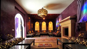 A traditional interior with a central seating area, a chandelier, and a fireplace. - VICTOR HOME RENT (Jbilate)