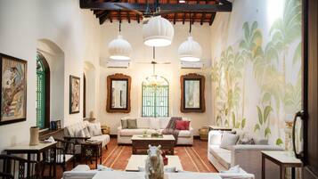 Luxury Villa, 6 Bedrooms | Living area