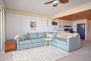 Living area - One Bedroom Ocean Front with Outdoor pool.Linens and towels included. (Ocean City)