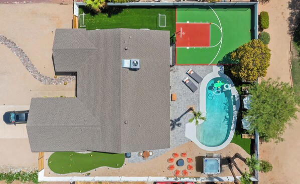 Utendørsbasseng og et oppvarmet basseng