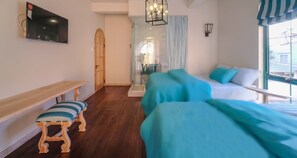 Habitación cuádruple de diseñador, 1 habitación | Decoración personalizada, muebles diferentes, escritorio y wifi gratis 