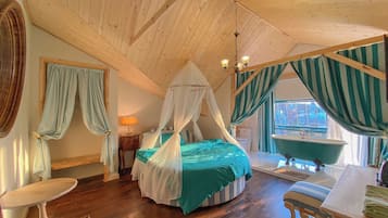 Panoramic Double Room | Individually decorated, individually furnished, desk, free WiFi