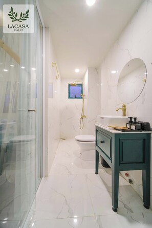 Kamar Triple Desain | Kamar mandi | Perlengkapan mandi gratis, pengering rambut,  dan sandal