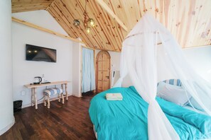 Habitación doble panorámica | Decoración personalizada, muebles diferentes, escritorio y wifi gratis 
