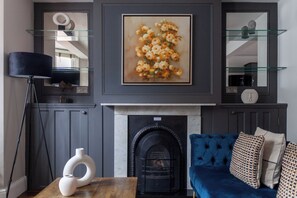 Apartment | Living area | 37-inch Smart TV with cable channels, Netflix, streaming services - 5 Bed Apartment in Hammersmith (London)