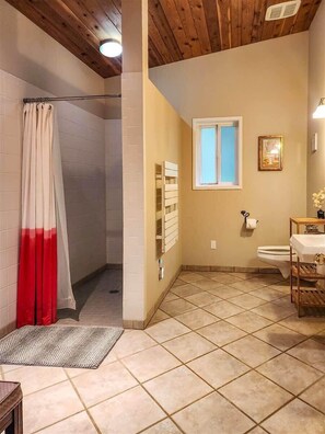 Baignoire, sèche-cheveux, serviettes fournies