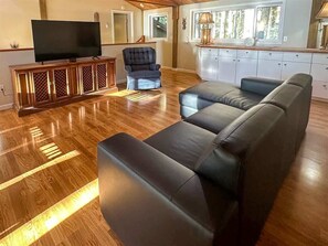 Una televisión, una chimenea, un futbolín, una oficina