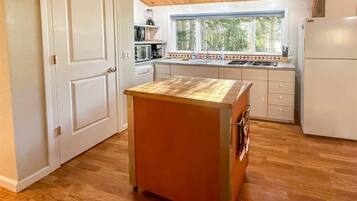 Frigorifero, microonde, piano cottura, lavastoviglie