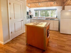 Geladeira, micro-ondas, cooktop, lava-louças