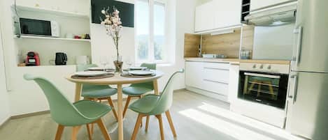 Een koelkast, een magnetron, een oven, een kookplaat